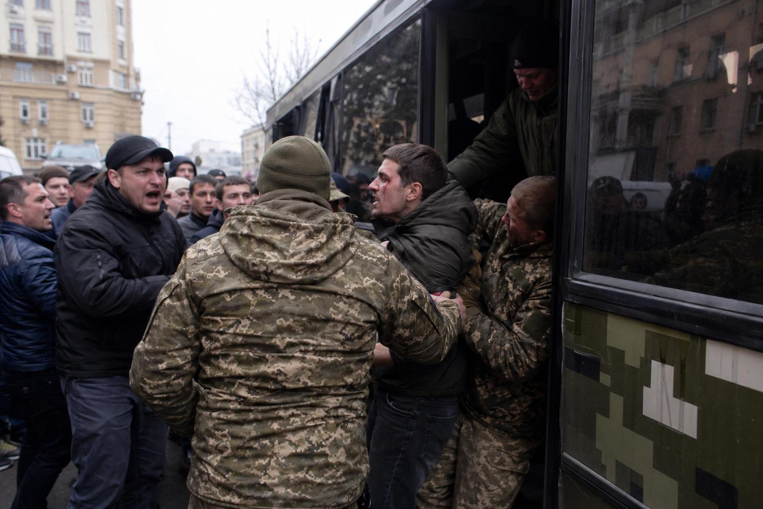 Мобілізація і суспільний договір: де межа між обов'язком і довільністю. Напади на ТЦК і суспільне сприйняття мобілізації